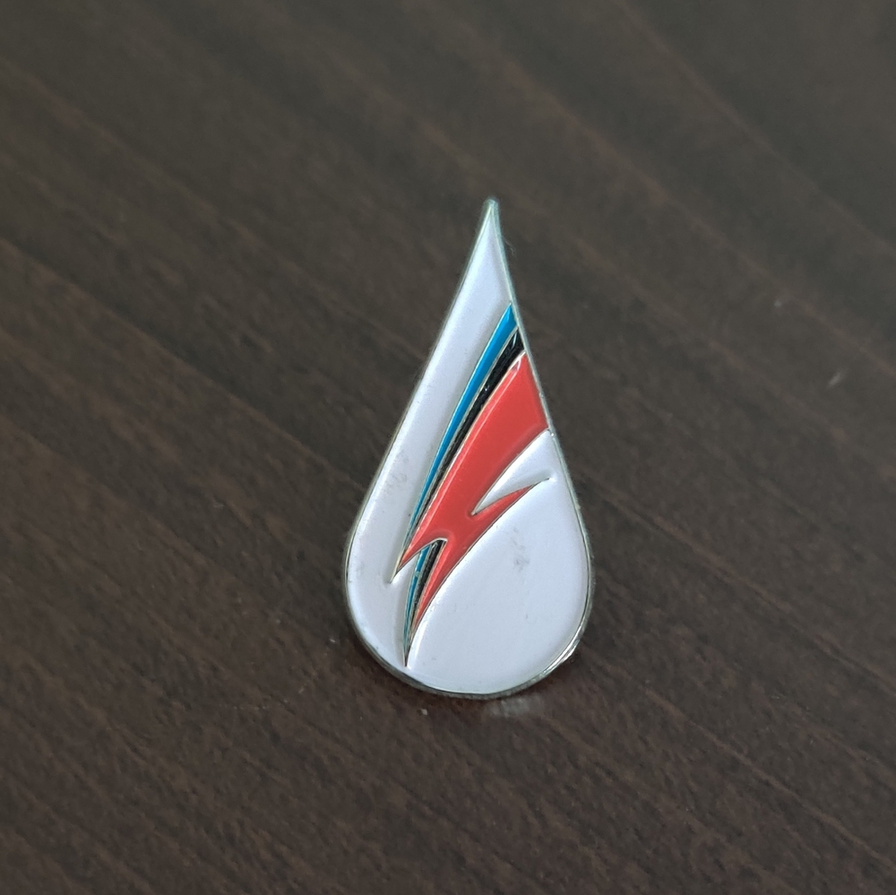⚡👩🏾‍🎤Bowie Tear Pin👩🏾‍🎤⚡
